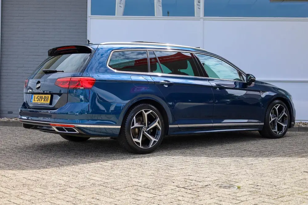 Volkswagen Passat 1.5 TSI 150pk DSG R-Line Business uit 2021, foto 2