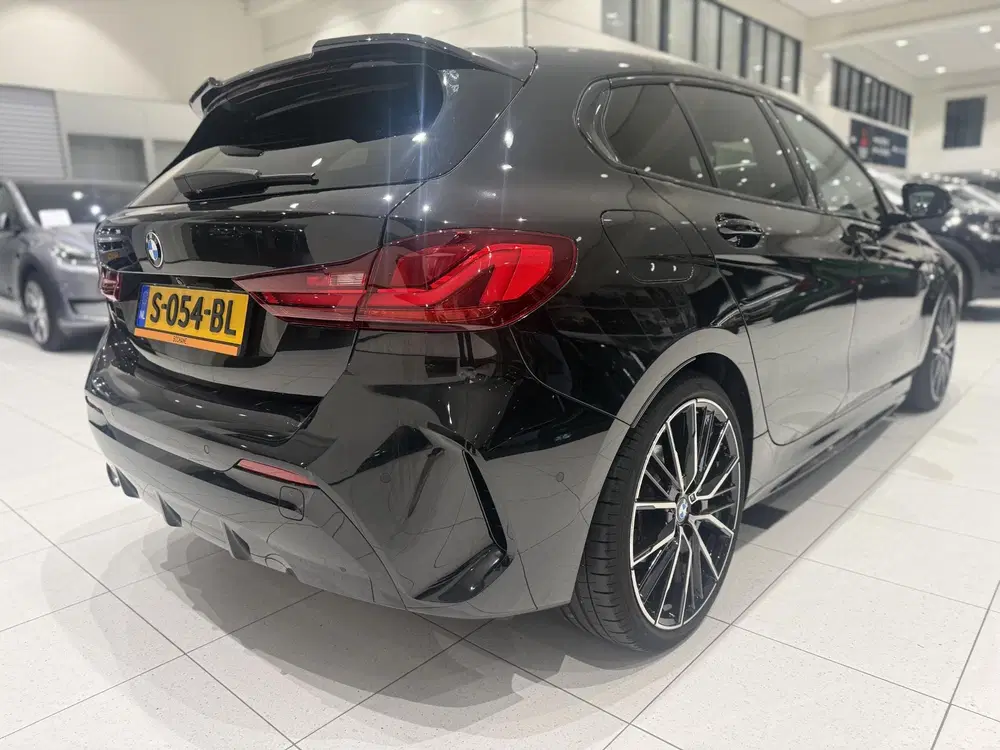 BMW 1-serie 118i Introduction Edition uit 2023, foto 2