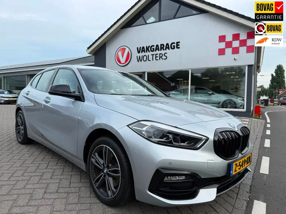 BMW 1-serie 118i High Executive. RIJKLAARPRIJS TREKHAA uit 2020