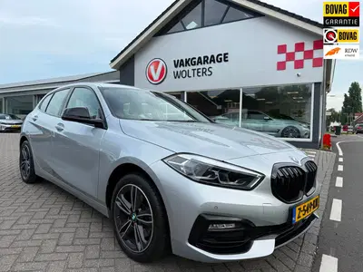 BMW 1-serie 118i High Executive. RIJKLAARPRIJS TREKHAA uit 2020