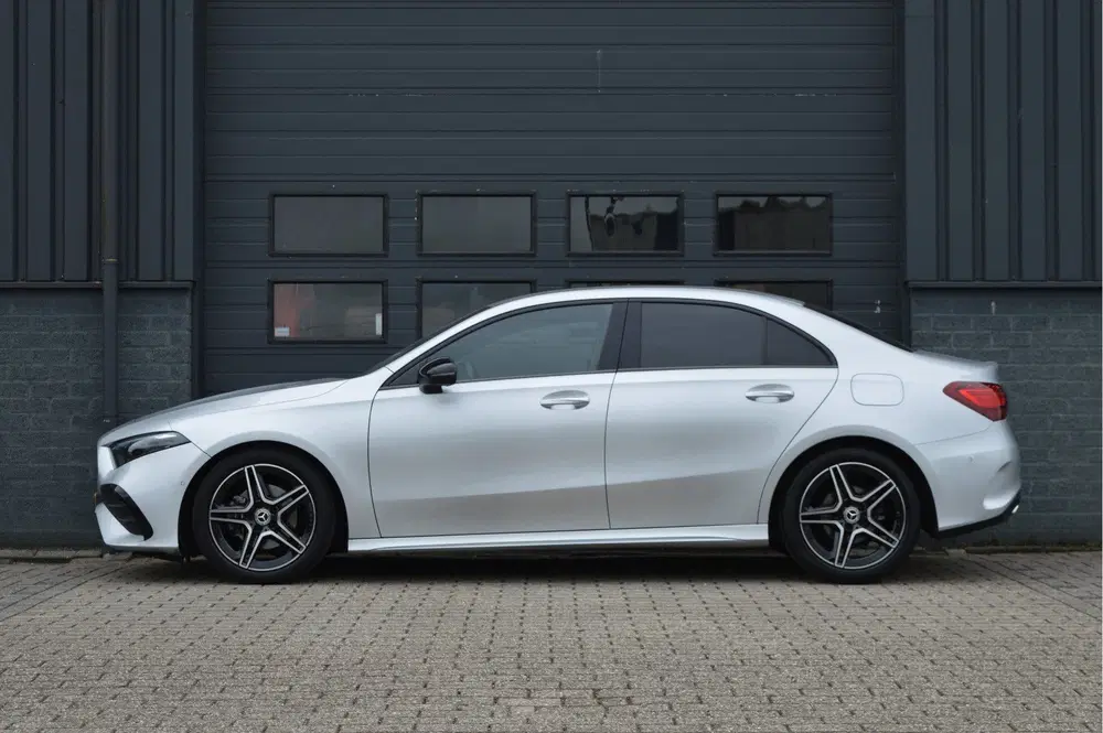 Mercedes-Benz A-Klasse 180 AMG Line uit 2023, foto 3