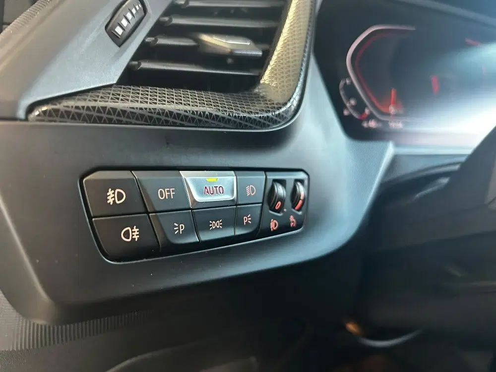BMW 1-serie 118i High Executive Edition uit 2020, foto 13