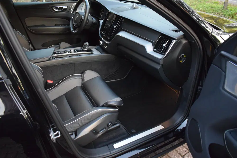 Volvo XC60 2.0 T8 Twin Engine AWD R-DESIGN uit 2020, foto 10
