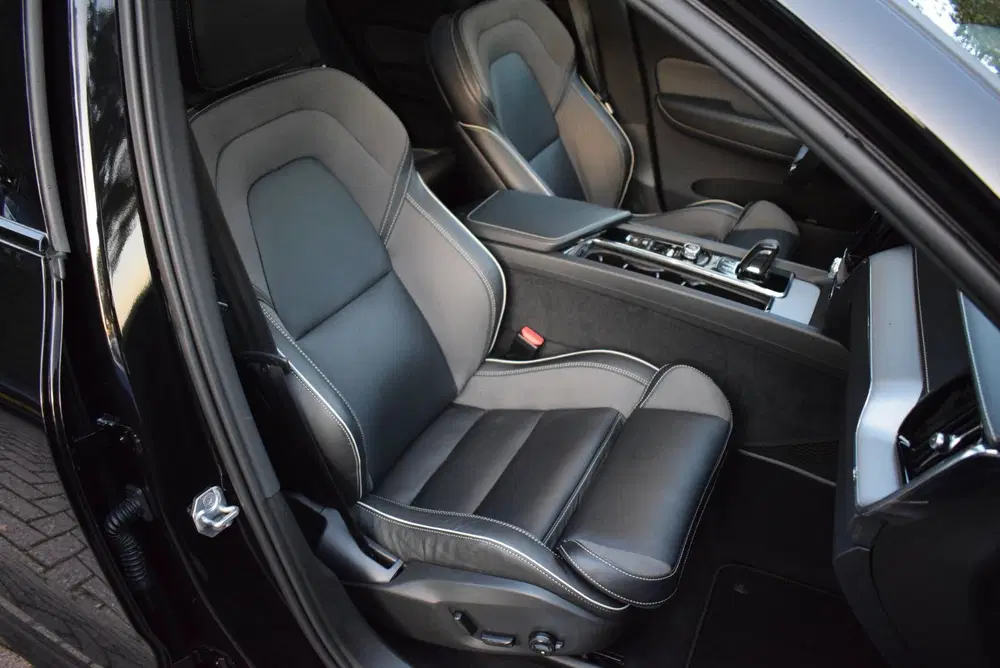 Volvo XC60 2.0 T8 Twin Engine AWD R-DESIGN uit 2020, foto 11