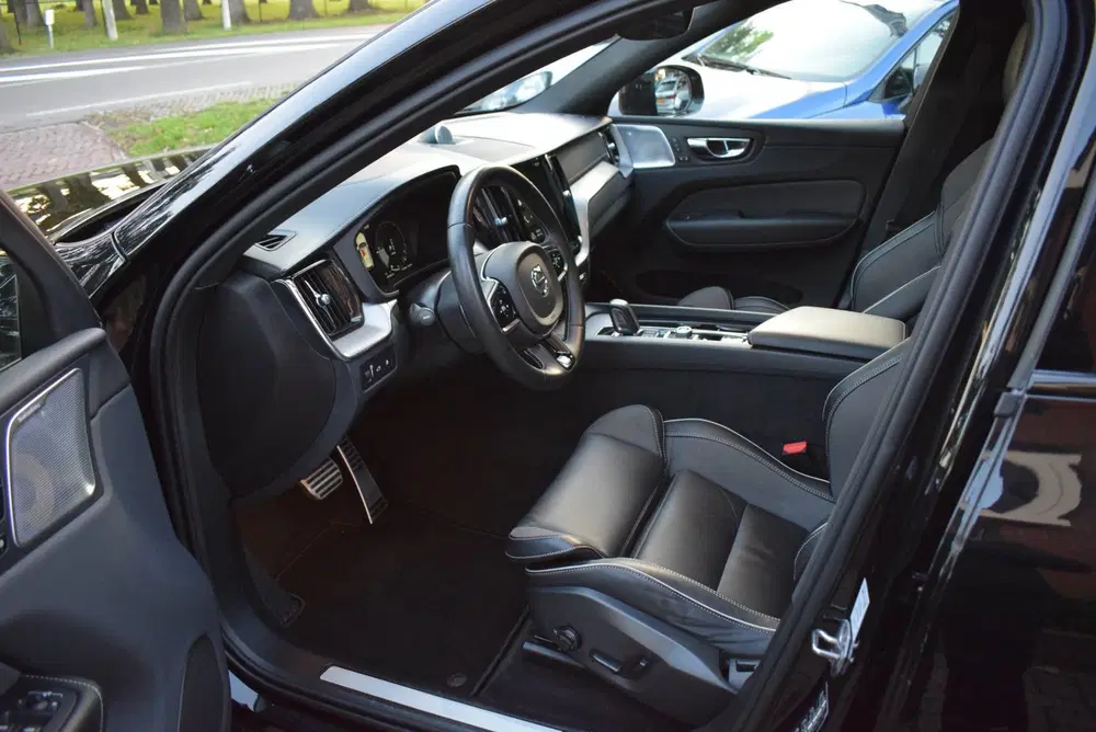 Volvo XC60 2.0 T8 Twin Engine AWD R-DESIGN uit 2020, foto 13