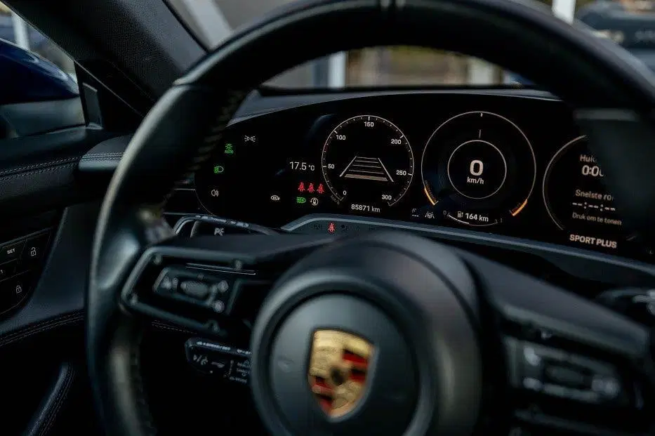 Porsche Taycan Sport Turismo uit 2023, foto 10