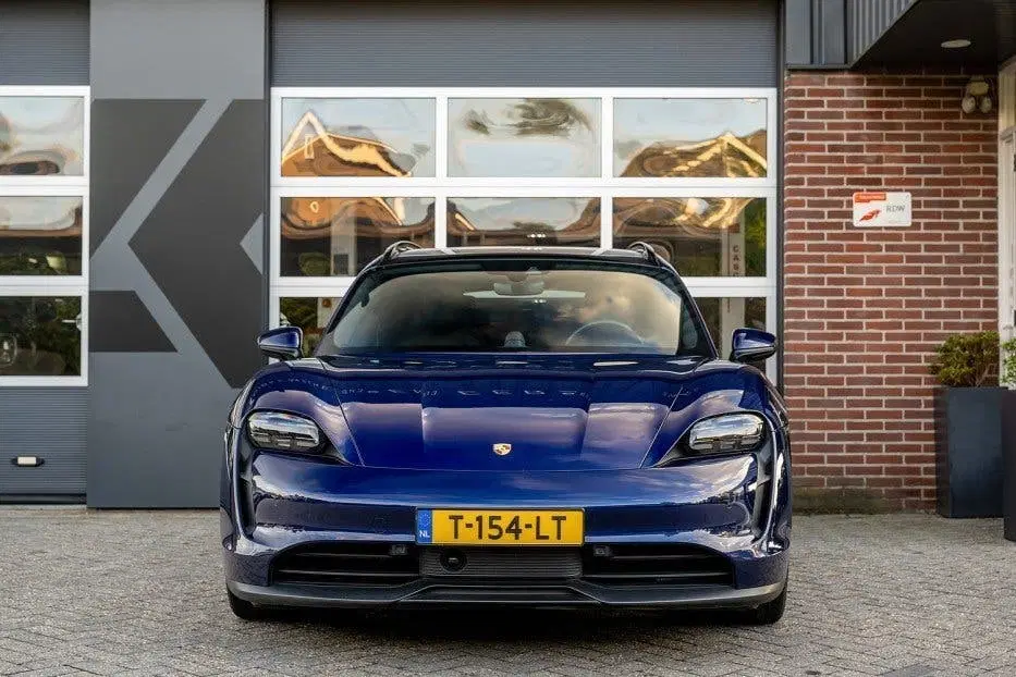 Porsche Taycan Sport Turismo uit 2023, foto 12