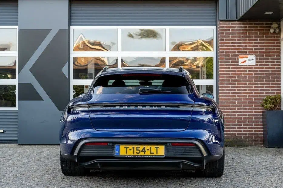 Porsche Taycan Sport Turismo uit 2023, foto 2