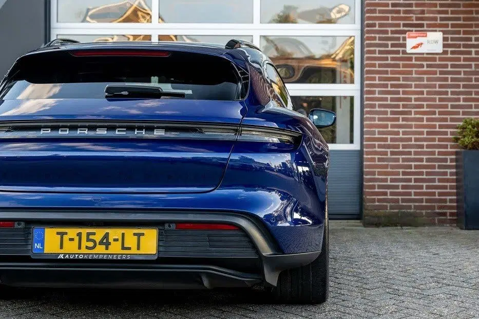 Porsche Taycan Sport Turismo uit 2023, foto 3