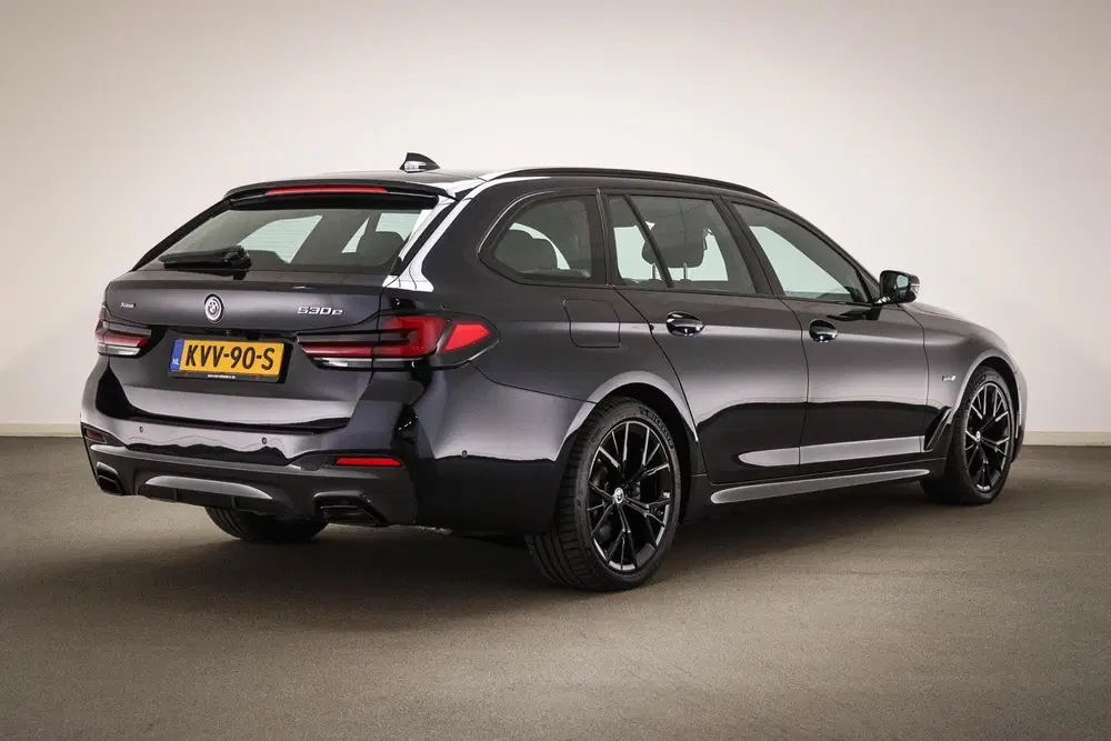 BMW 5-serie 530e xDrive M-Sport uit 2023, foto 2