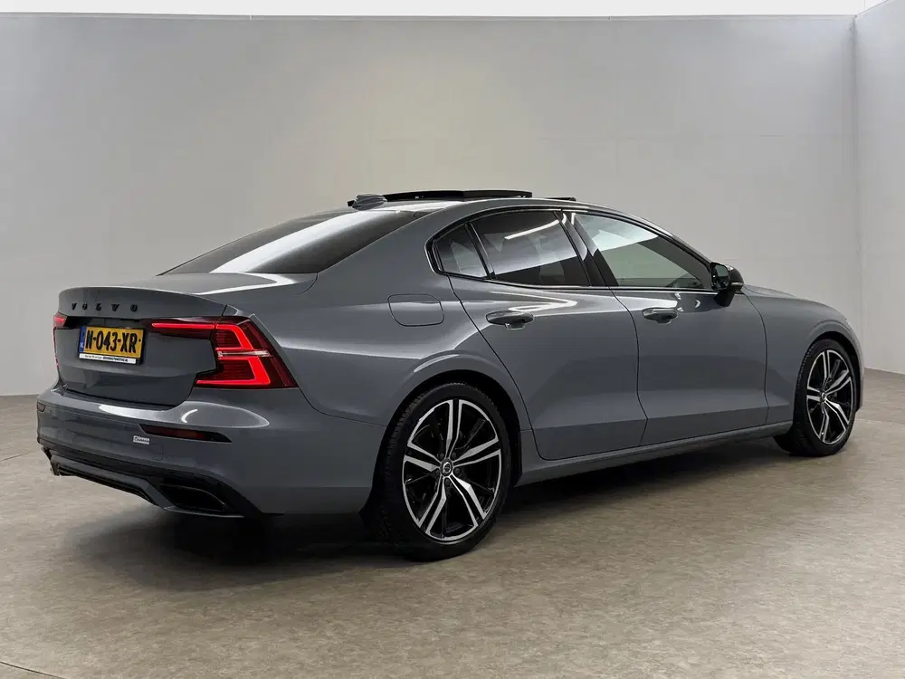 Volvo S60 2.0 B4 R-Design Black Optic uit 2022, foto 12