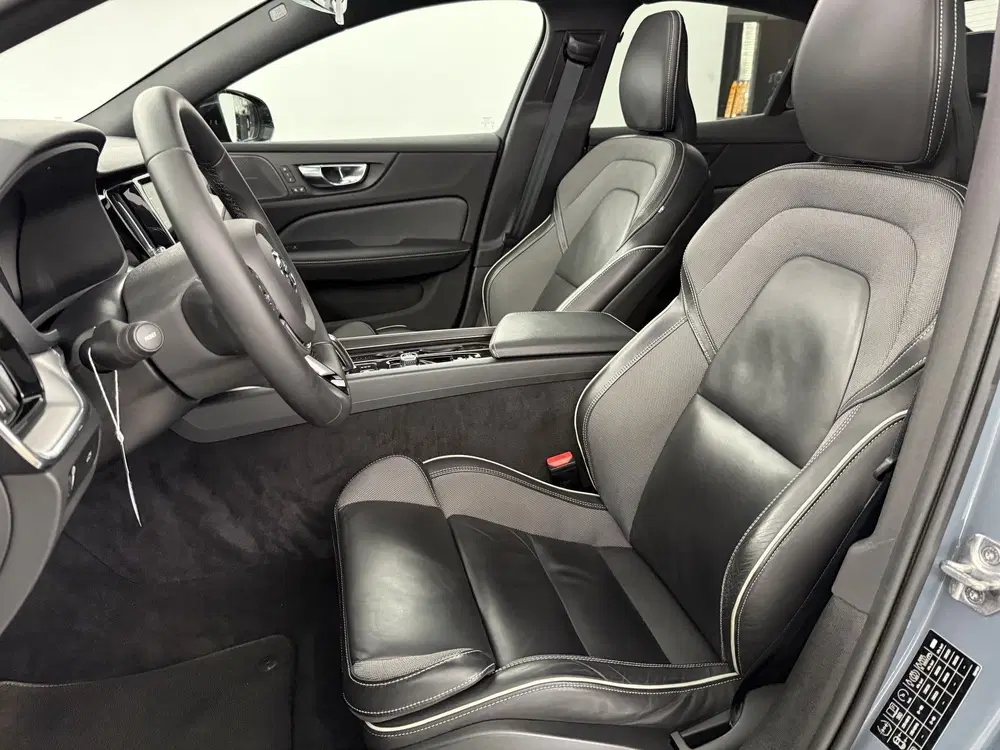 Volvo S60 2.0 B4 R-Design Black Optic uit 2022, foto 13