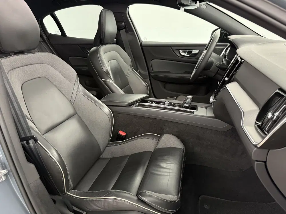 Volvo S60 2.0 B4 R-Design Black Optic uit 2022, foto 14