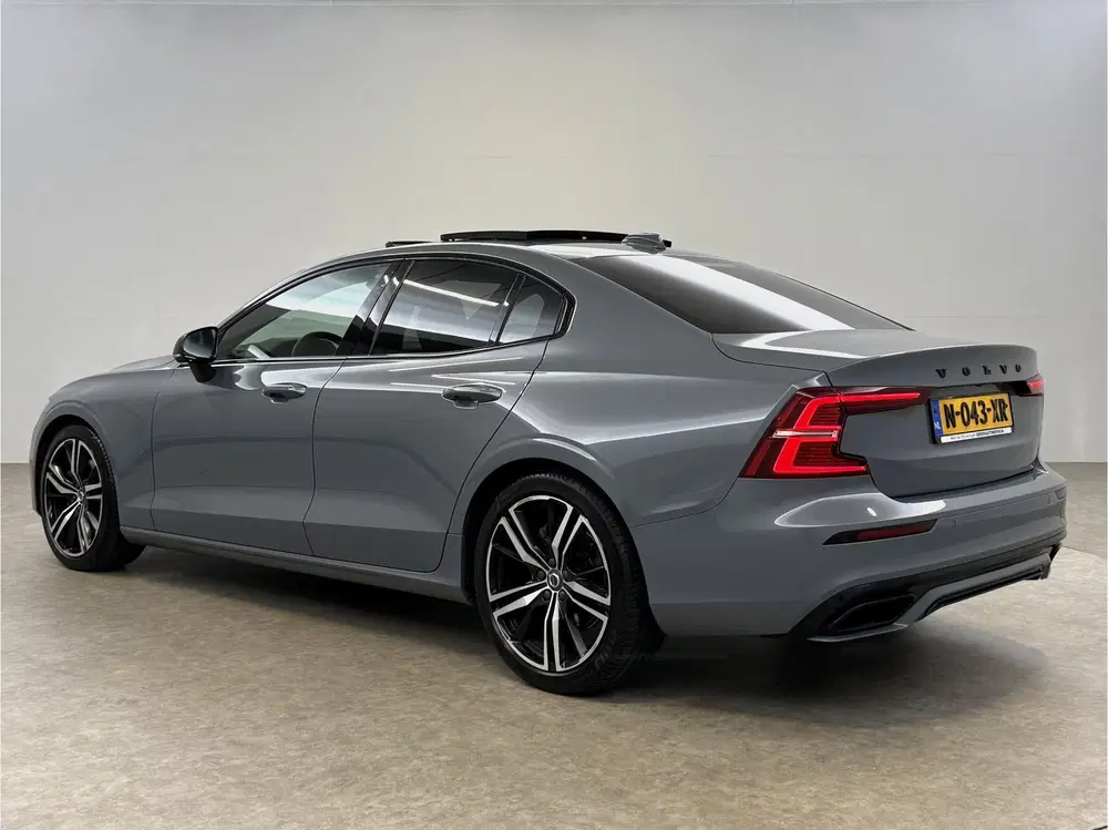 Volvo S60 2.0 B4 R-Design Black Optic uit 2022, foto 3