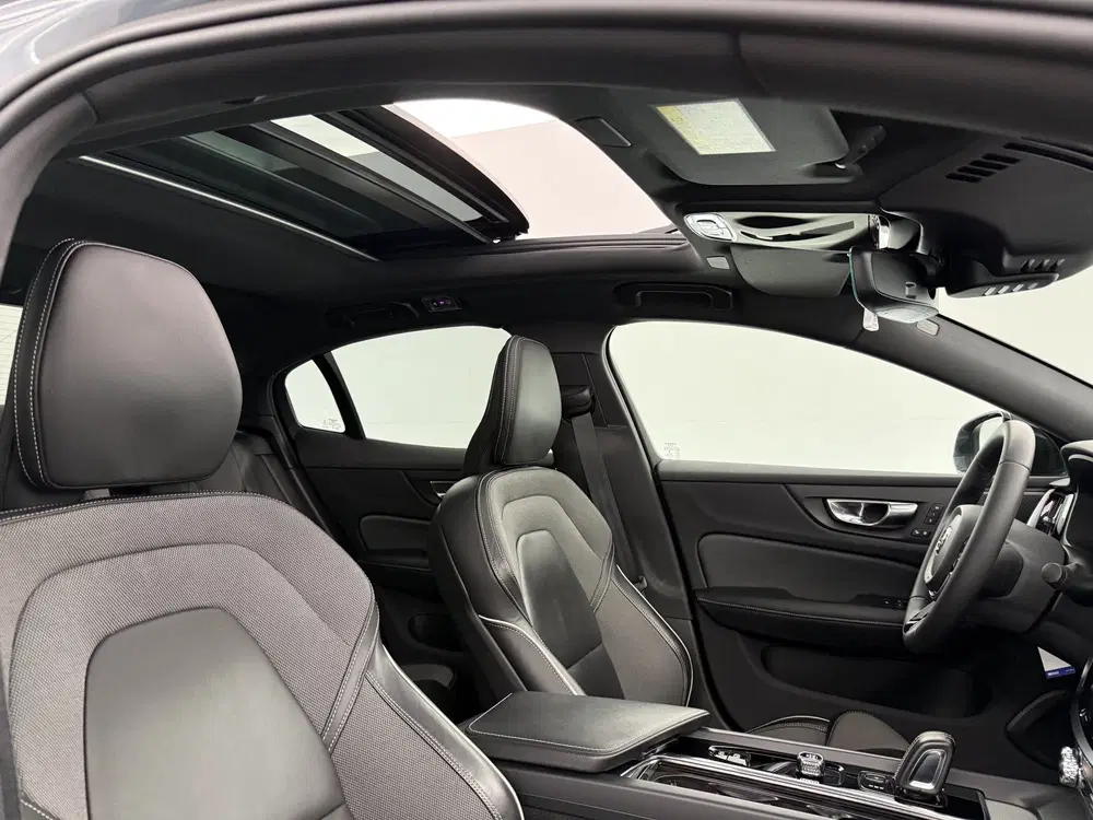 Volvo S60 2.0 B4 R-Design Black Optic uit 2022, foto 4