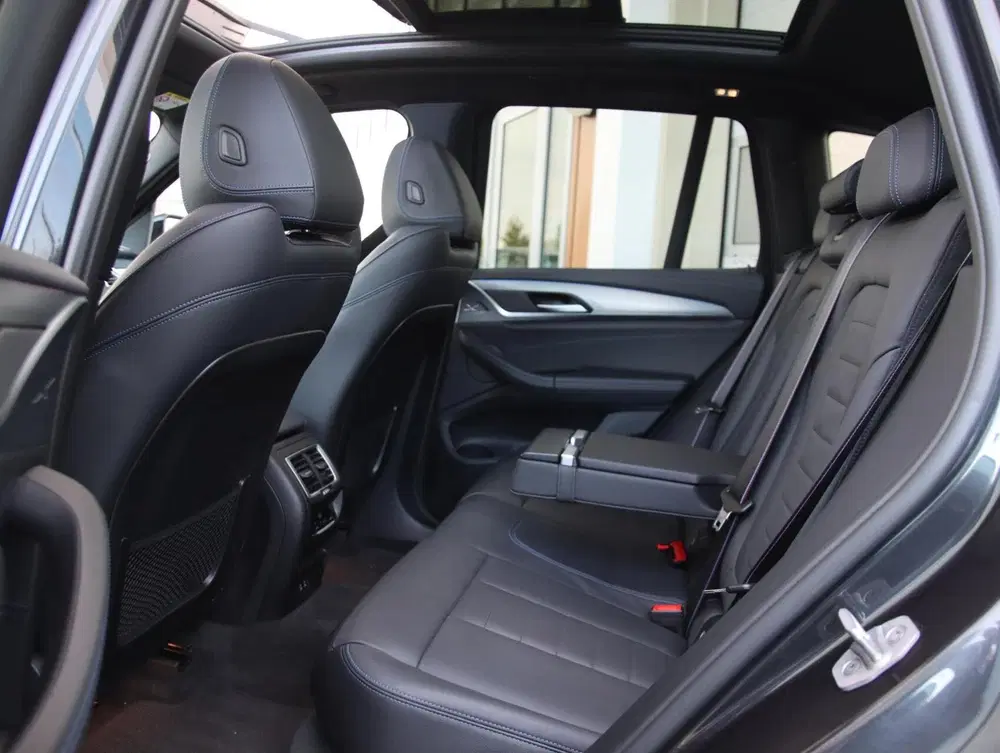 BMW iX3 High Executive 80 kWh M-sport uit 2024, foto 6