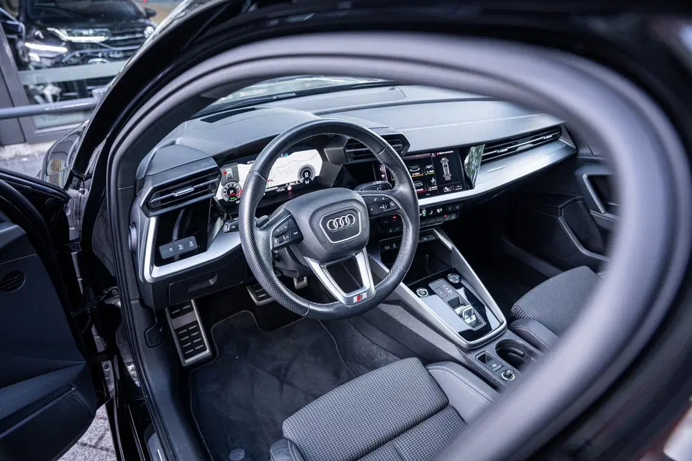Audi A3 40 TFSI e Business edition uit 2021, foto 2