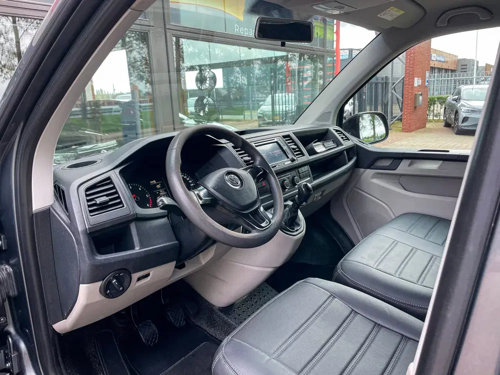 Volkswagen Transporter 2.0 TDI 150 pk L2H1 uit 2019, foto 2
