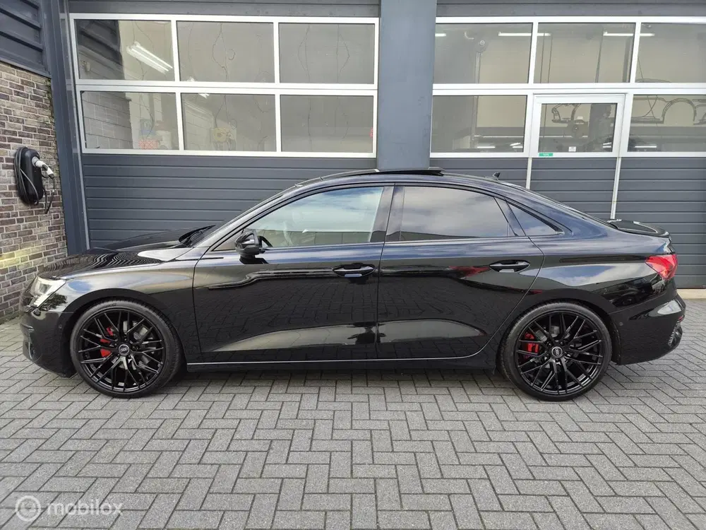 Audi A3 35 TFSI S-Edition uit 2021, foto 2