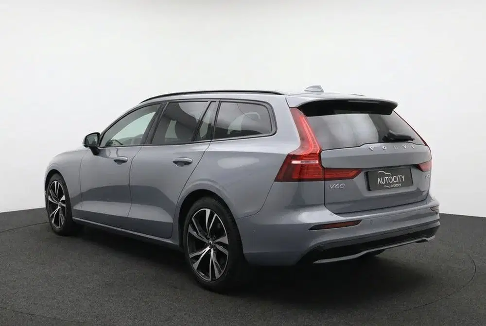Volvo V60 B4 MHEV Ultimate Dark 197PK Pano l Harman uit 2024, foto 2