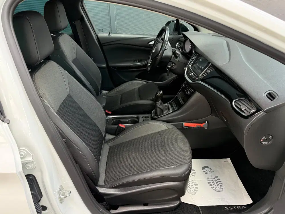 Opel Astra 1.2 Design uit 2022, foto 13