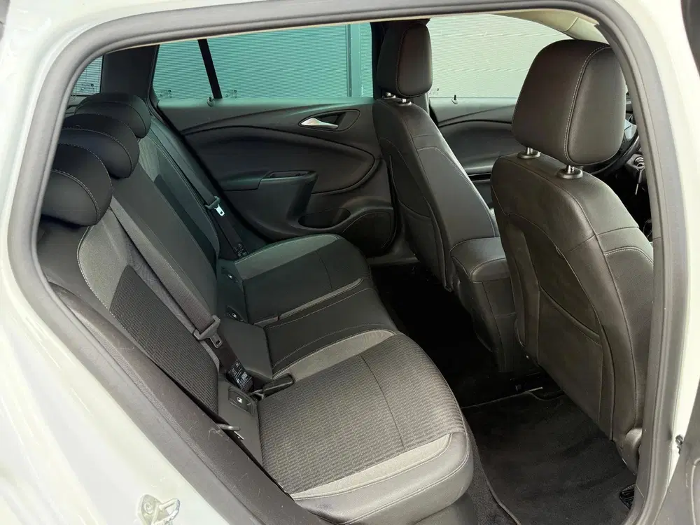 Opel Astra 1.2 Design uit 2022, foto 14