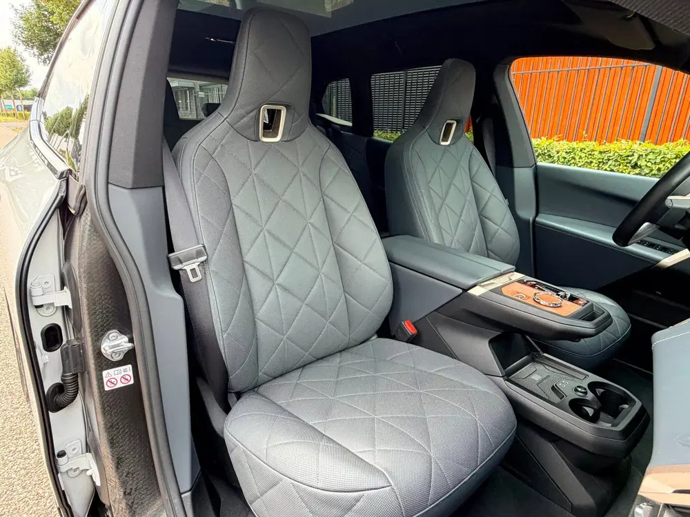 BMW iX XDrive50 uit 2023, foto 4