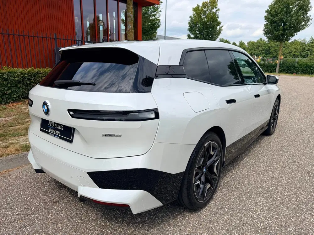 BMW iX XDrive50 uit 2023, foto 5