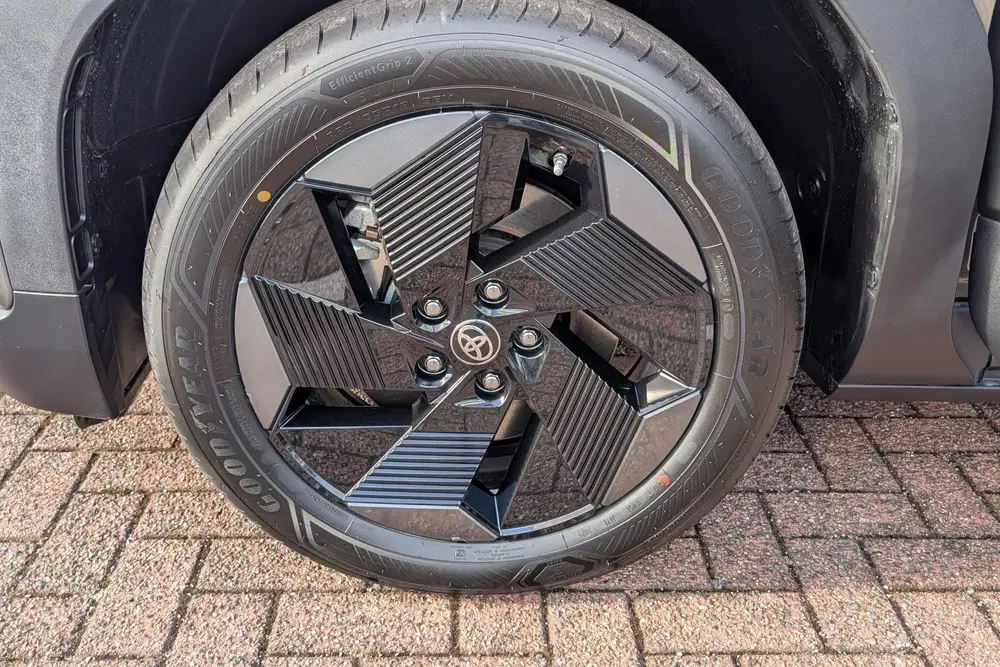Toyota Urban Cruiser Dynamic 61 kWh Nu €3.000 uit 2026, foto 4