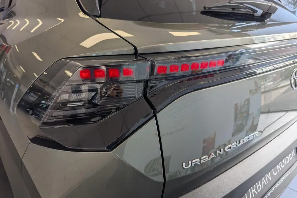 Toyota Urban Cruiser Dynamic 61 kWh Nu €3.000 uit 2026, foto 6