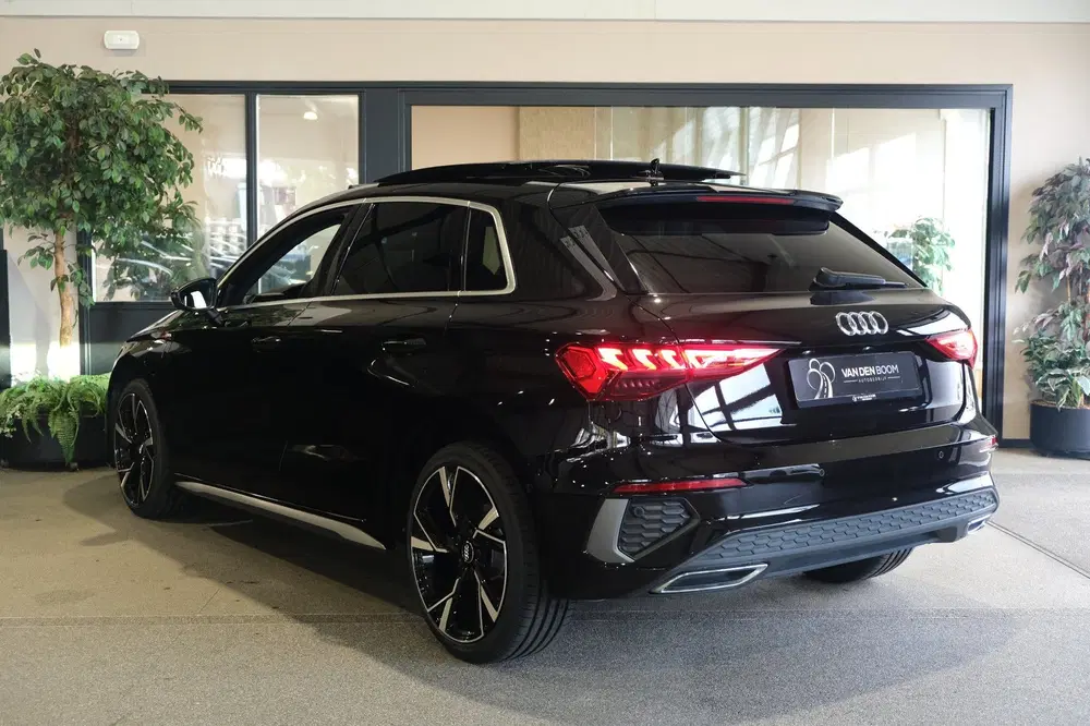 Audi A3 40 TFSI e 204PK S-line Pano Matrix Led Vol uit 2022, foto 2