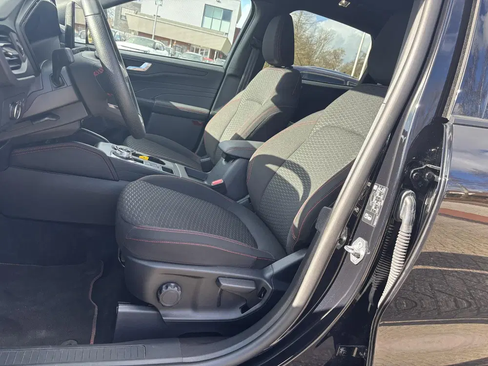 Ford Kuga 2.5 FHEV ST-Line uit 2025, foto 11