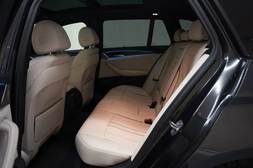 BMW 5-serie 5 Serie 530e M Sport Shadow [ Panorama App uit 2022, foto 13