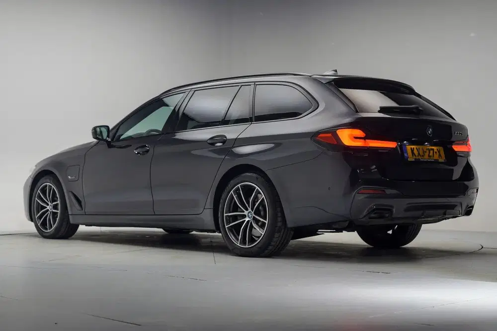 BMW 5-serie 5 Serie 530e M Sport Shadow [ Panorama App uit 2022, foto 3