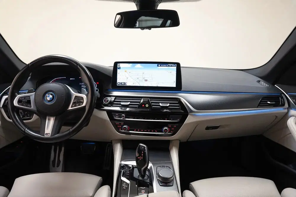 BMW 5-serie 5 Serie 530e M Sport Shadow [ Panorama App uit 2022, foto 4