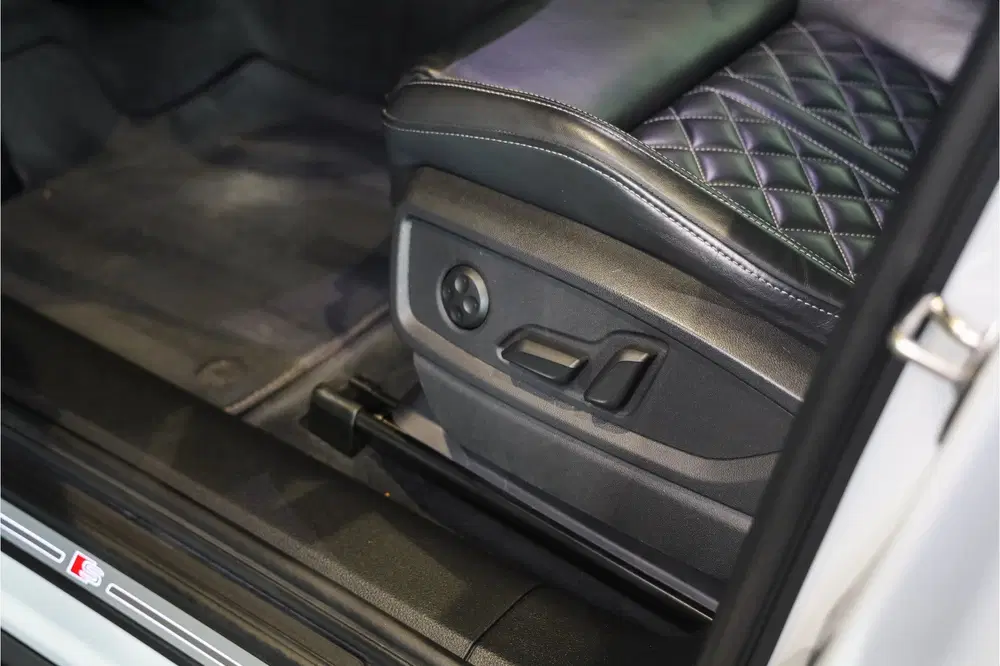 Audi Q5 55 TFSI e 3x S-Line Black Edition Competit uit 2023, foto 10