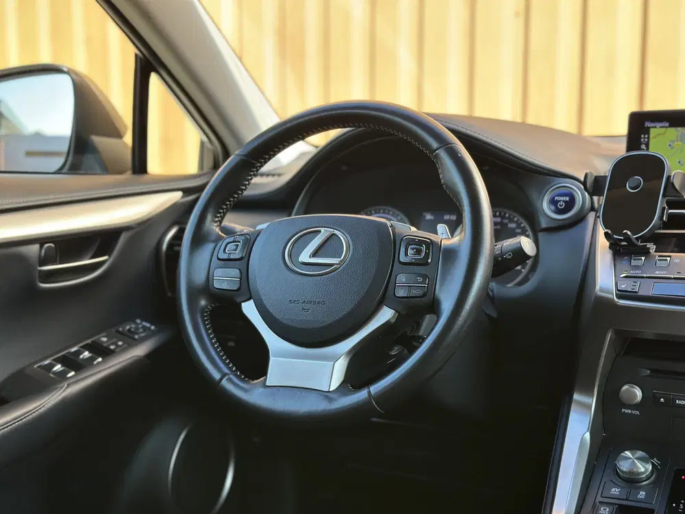 Lexus NX 300h AWD Luxury Line uit 2019, foto 13