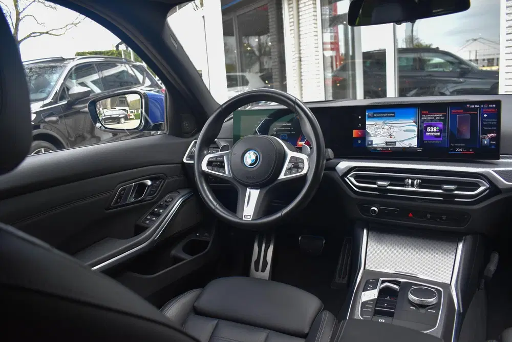 BMW 3-serie 320e M-Sport Pro Pano Trekhaak Leder Elc uit 2023, foto 12
