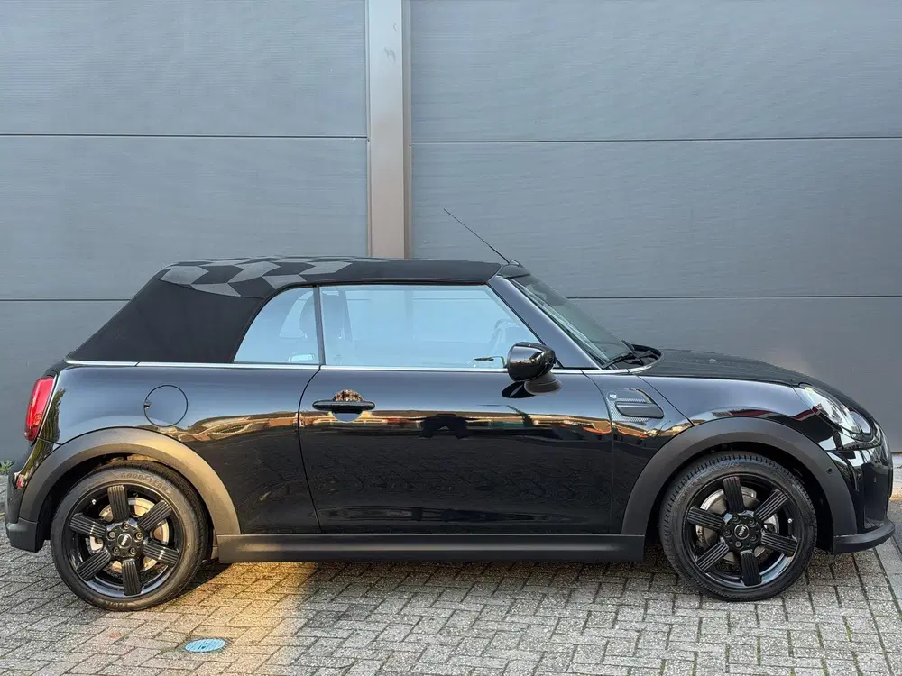 Mini Cabrio 1.5 Cooper Sidewalk Edition uit 2022, foto 12
