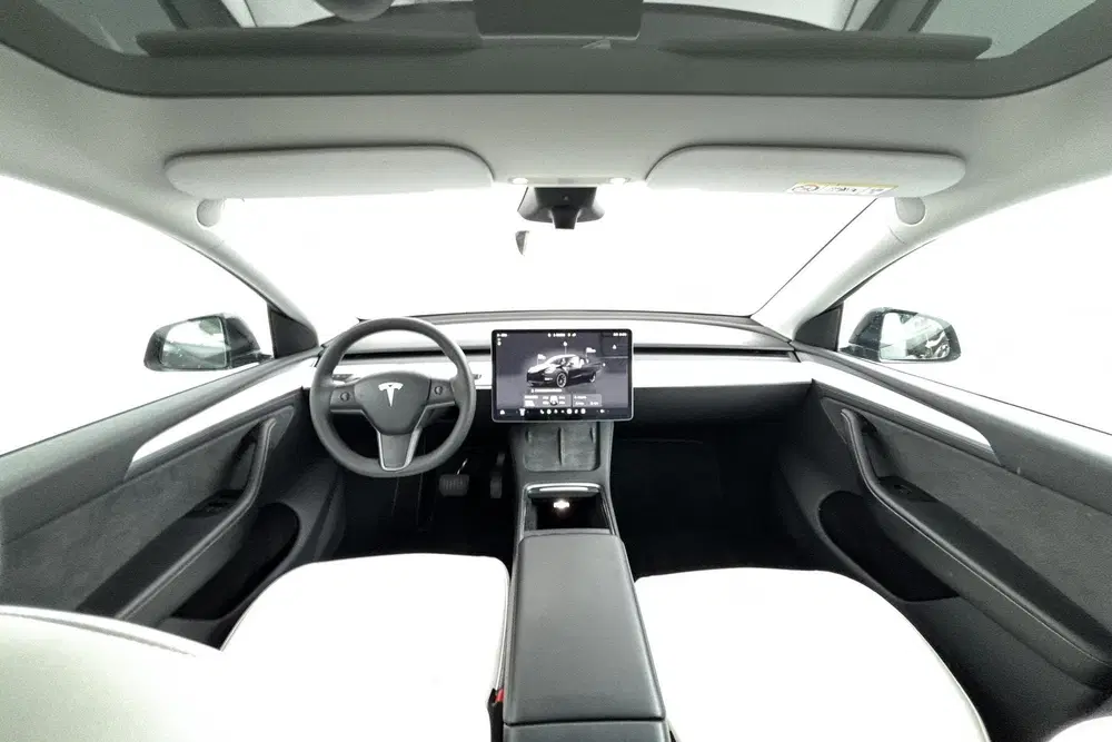 Tesla Model Y RWD 58 kWh Stijlvol en stil onderweg met v uit 2024, foto 2
