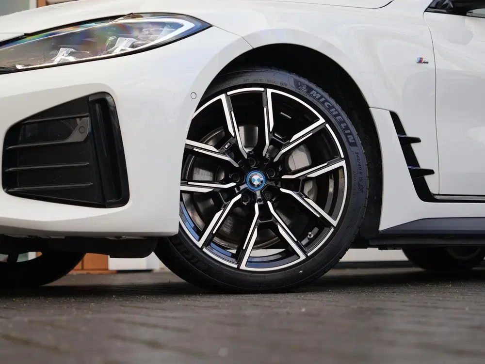 BMW i4 eDrive35 High Executive M Sport uit 2023, foto 11