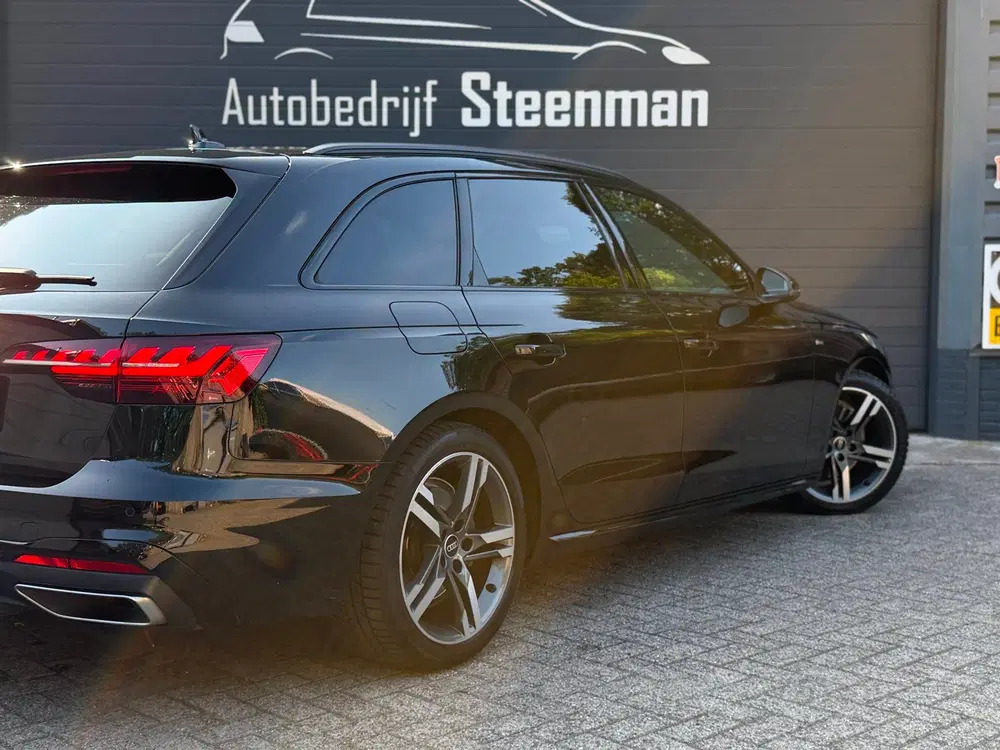 Audi A4 35 TFSI S edition uit 2022, foto 15