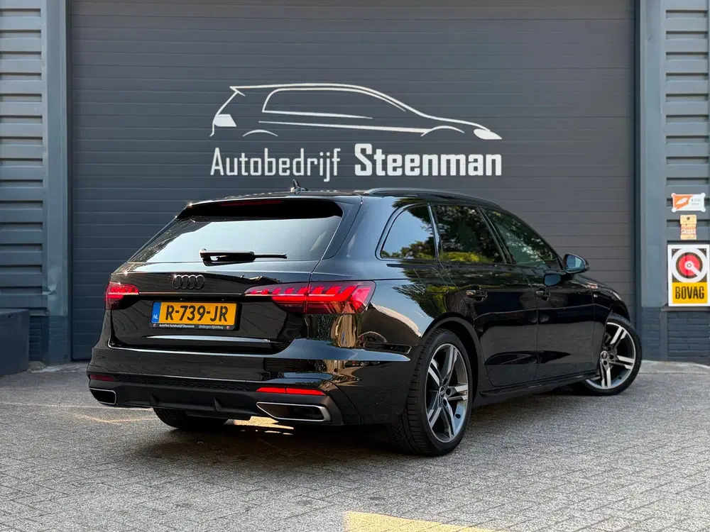 Audi A4 35 TFSI S edition uit 2022, foto 2