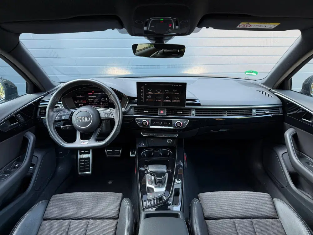 Audi A4 35 TFSI S edition uit 2022, foto 3
