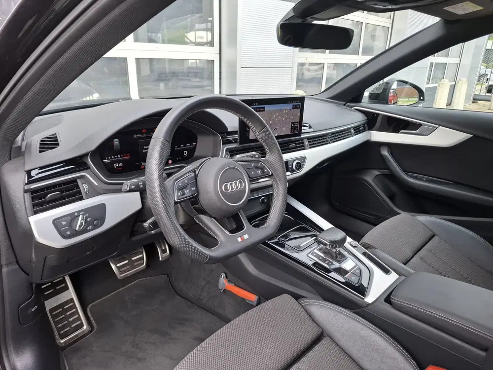 Audi A4 35 TFSI S-line edition Competition uit 2024, foto 10