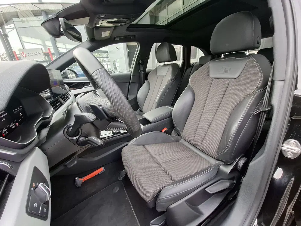 Audi A4 35 TFSI S-line edition Competition uit 2024, foto 11