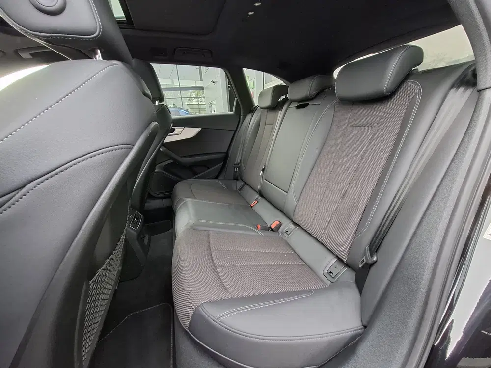 Audi A4 35 TFSI S-line edition Competition uit 2024, foto 13