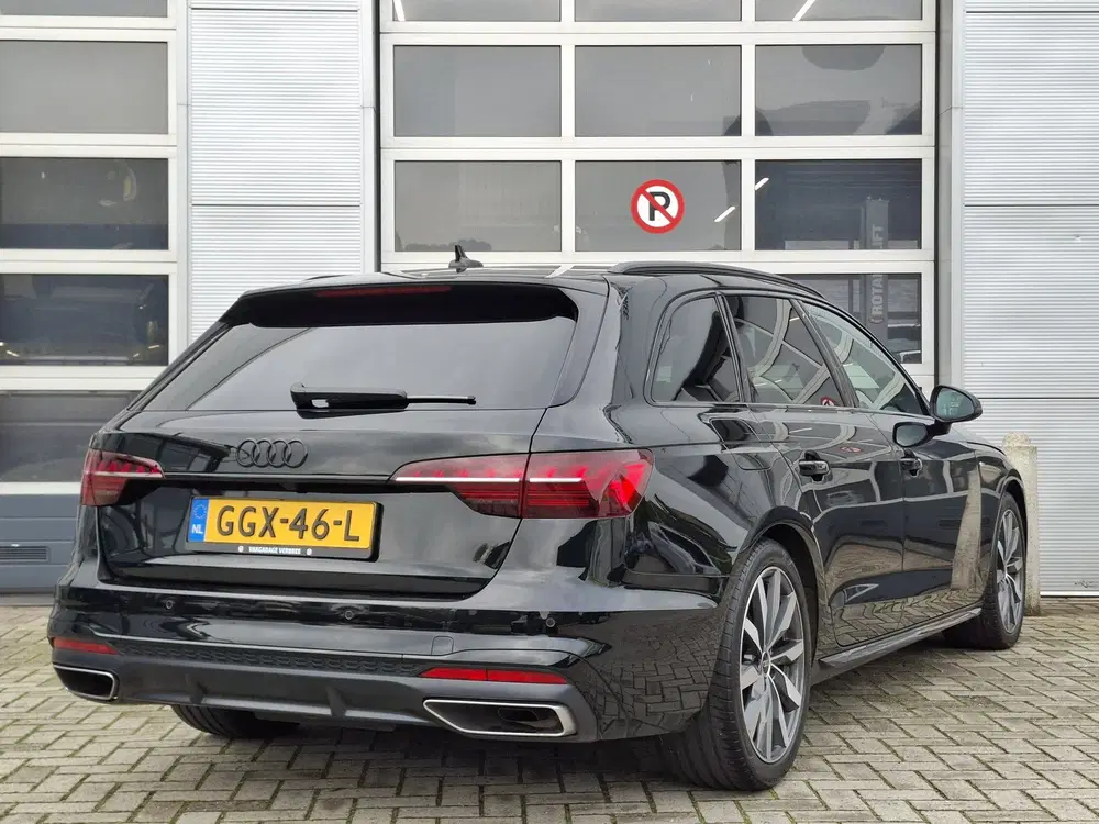 Audi A4 35 TFSI S-line edition Competition uit 2024, foto 2