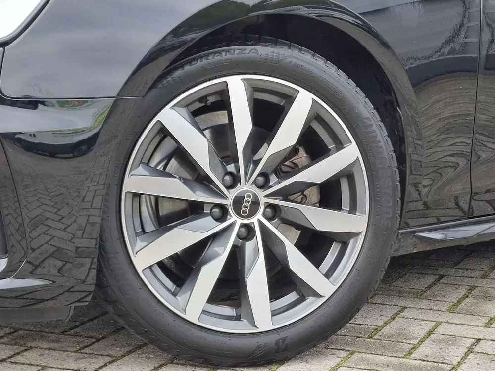 Audi A4 35 TFSI S-line edition Competition uit 2024, foto 3