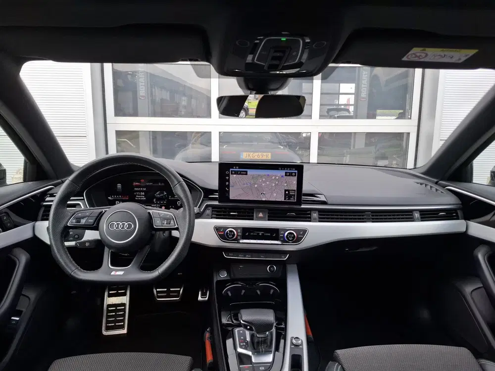 Audi A4 35 TFSI S-line edition Competition uit 2024, foto 4